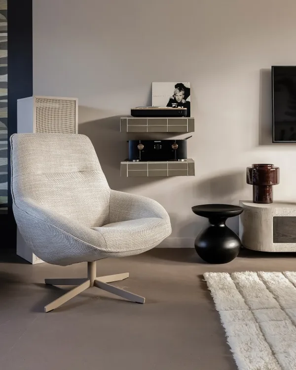 Japandi woonkamer met bruintint marmoleum vloer