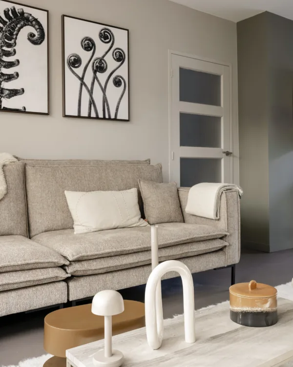 Japandi woonkamer met bruintint marmoleum vloer