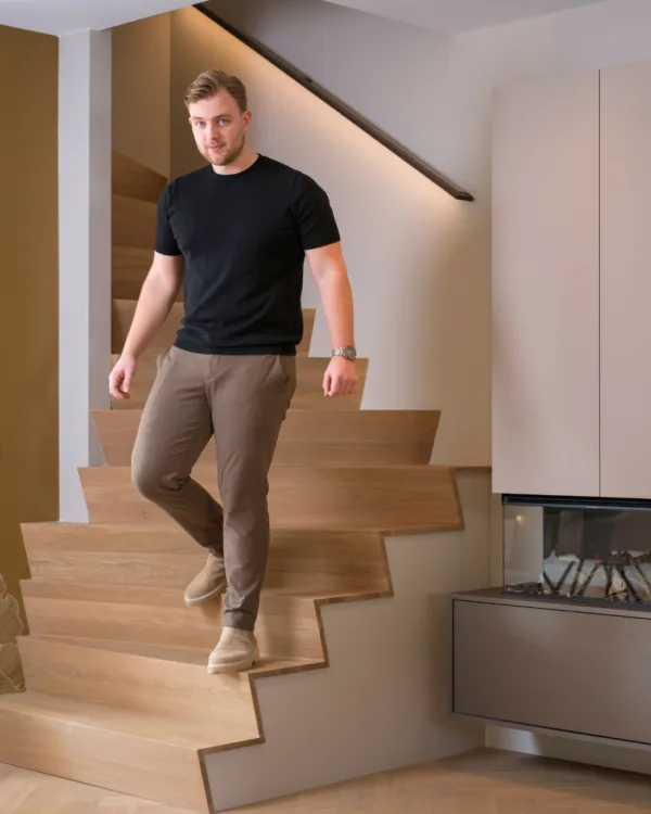 Man op licht eiken Z-trap met ledgrip