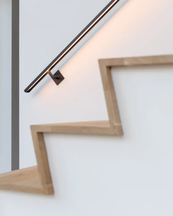 Detailfoto van licht eiken Z-trap met ledgrip
