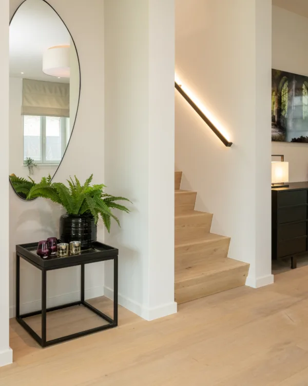 Sfeerfoto van licht eiken Z-trap met ledgrip