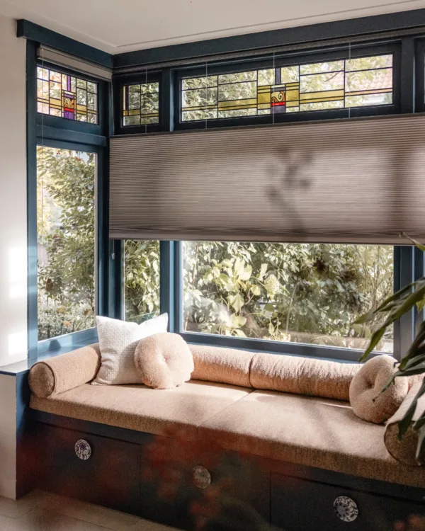 Grijze Luxaflex® Duette® shades in een erker