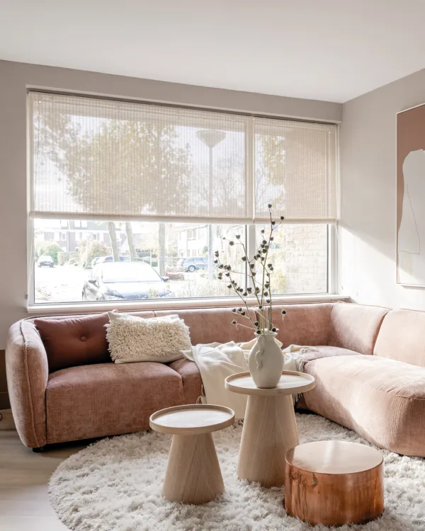 Woonkamer in Japandi woonstijl met beige kleuren en warme tinten