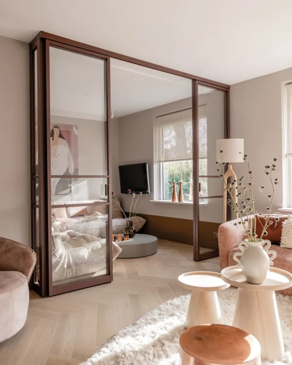 Woonkamer afscheiding met glazen pui