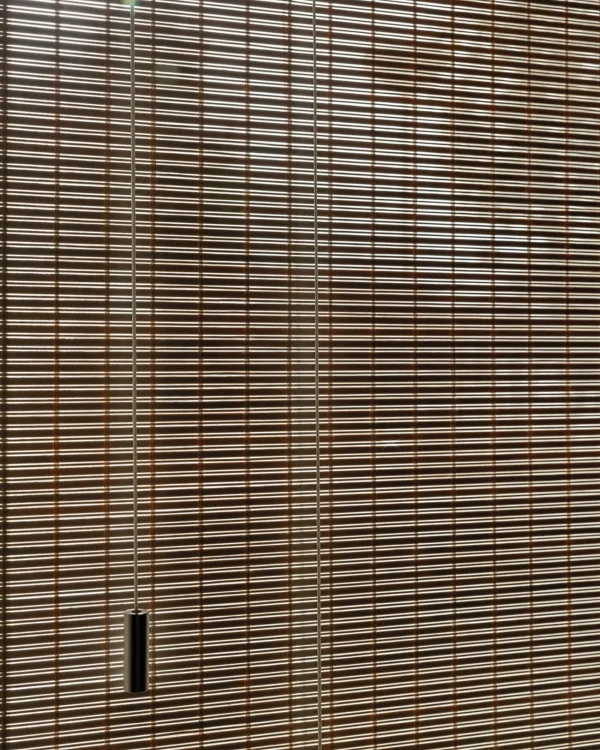 Rolgordijnen in geweven hout voor een natuurlijke uitstraling in huis