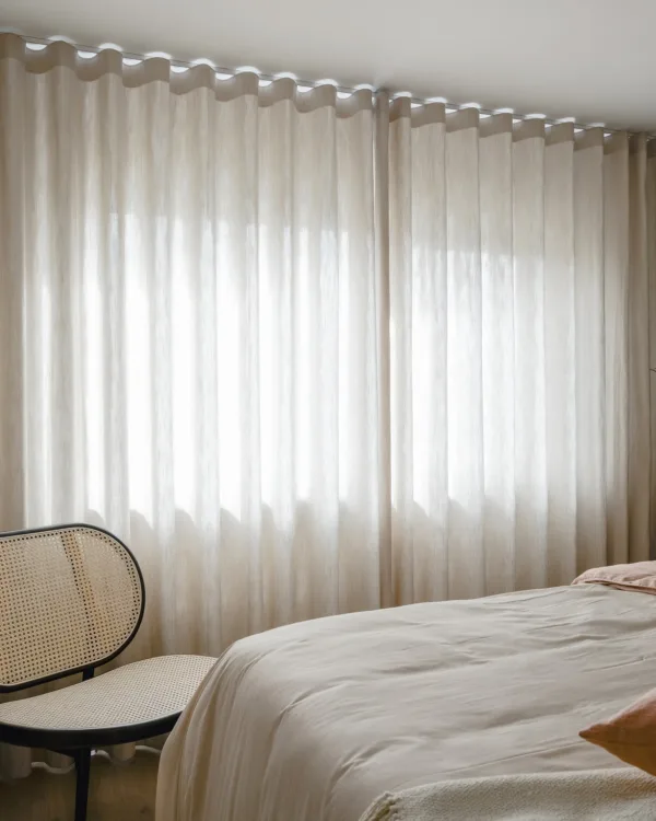 Inside wavegordijnen in de slaapkamer