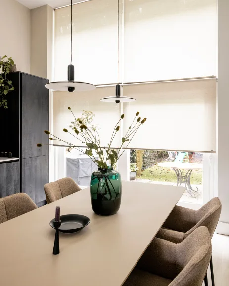 Beige rolgordijnen in de keuken