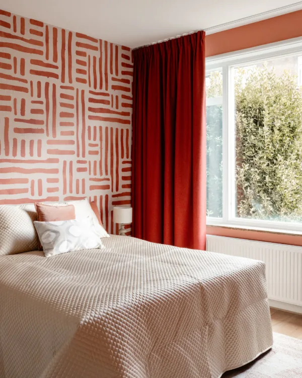 Kopen of slopen - rode gordijnen in slaapkamer met retro behang