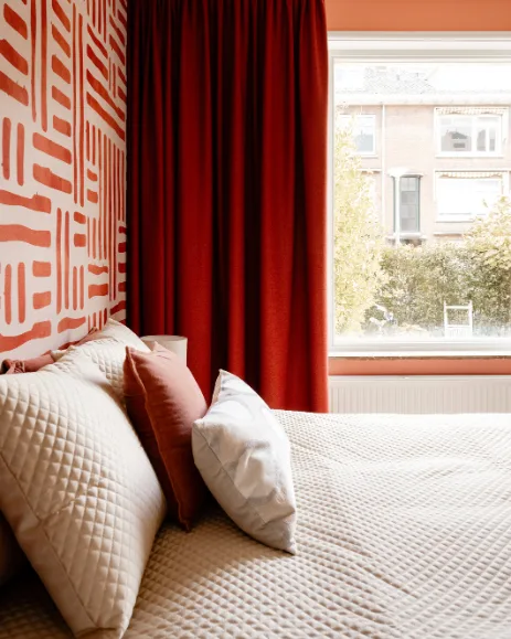 Kopen of slopen - rode gordijnen in slaapkamer met retro behang