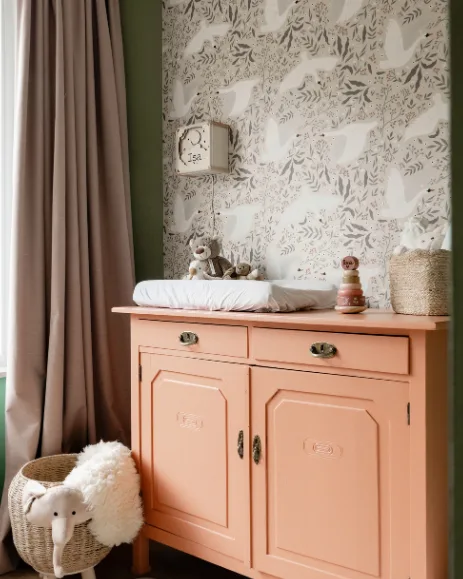 Kopen of slopen - roze gordijnen in kinderkamer met vogeltjes behang