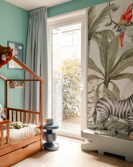 Kopen of slopen - blauwe gordijnen in kinderkamer met jungle behang