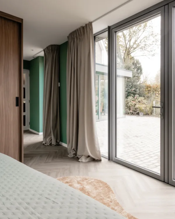 Grijze overgordijnen in slaapkamer