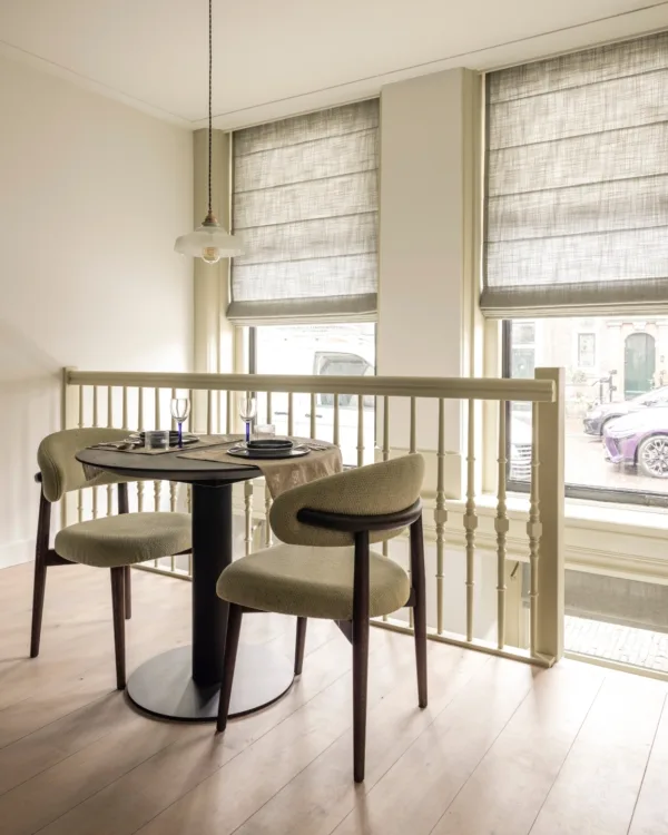 koffiehoek in botanisch groene woonstijl met creme vouwgordijnen van luxaflex®