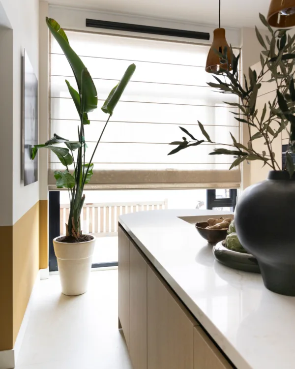 Basic naturel keuken met lichte luxaflex® vouwgordijen