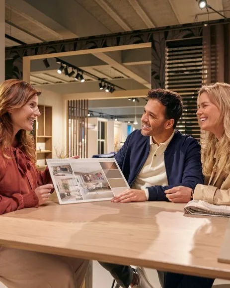 Twee mensen bij een interieuradvies van Aanhuis.nl voor een WOW interieur