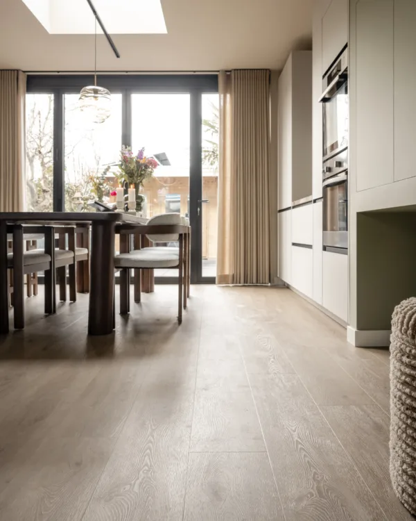 Sfeerfoto van Botanische groen woonkamer met pvc vloer en wavegordijnen