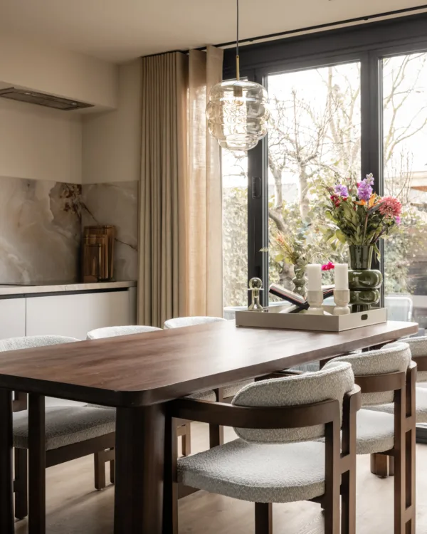 Sfeerfoto van Botanische groen keuken met pvc vloer en wavegordijnen