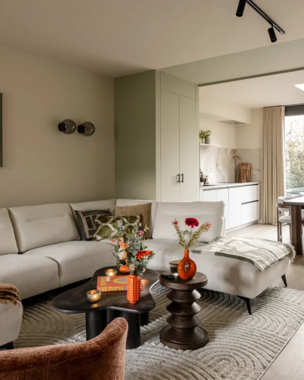 Sfeerfoto van Botanische groen woonkamer met pvc vloer en wavegordijnen