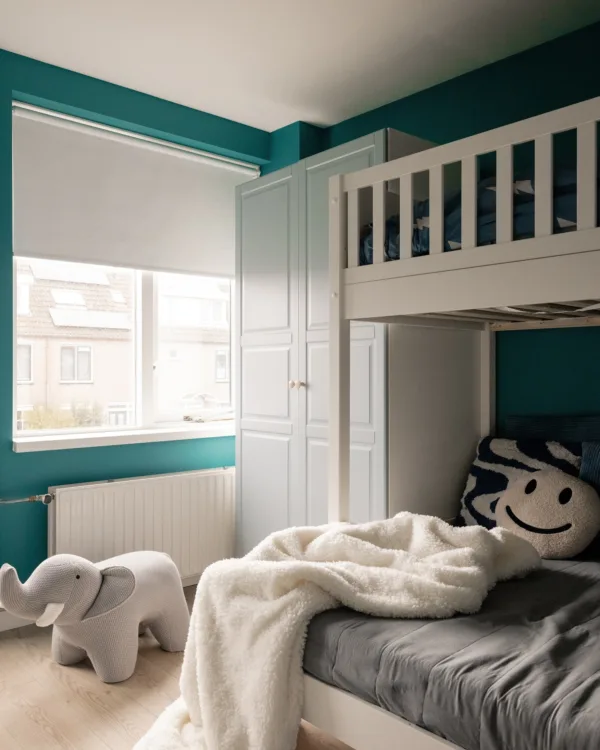 Witte rolgordijnen in de kinderkamer