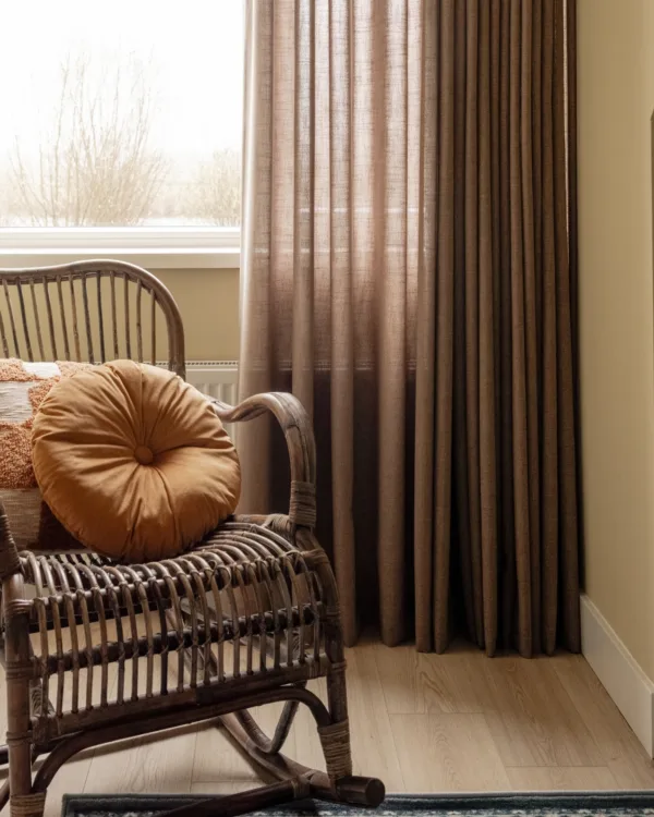 Bruine inbetweens gordijnen in de studeerkamer bij Aanhuis.nl