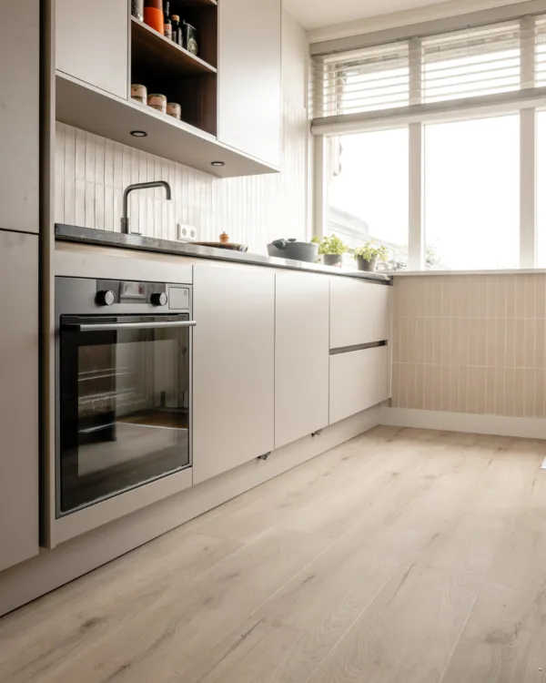 duurzame cotap evc-vloer in houtlook in de keuken