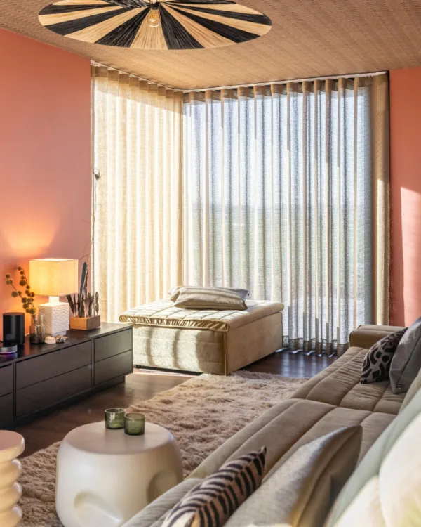 Warm kleurrijk woonkamer met zandkleurige wavegordijnen