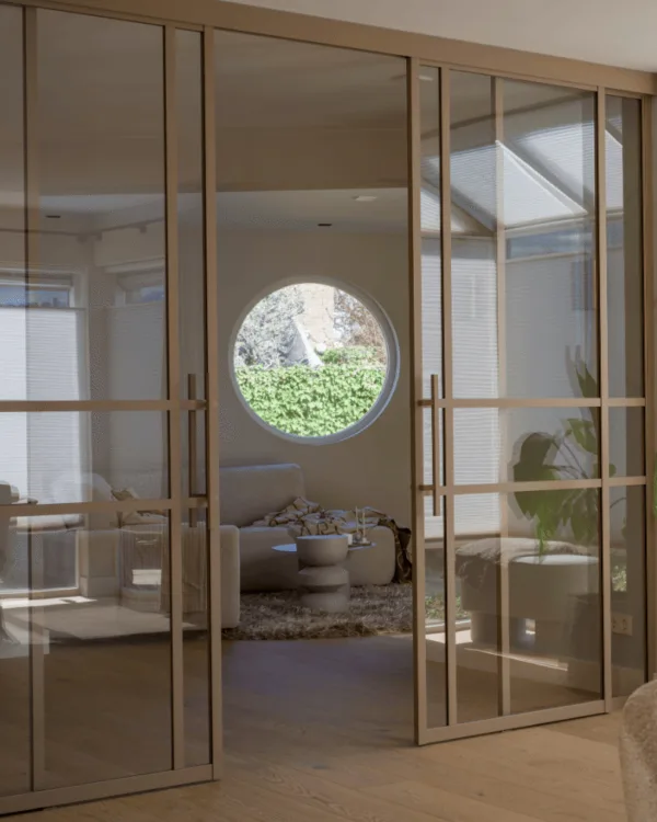 Stalen deuren in het brons in de woonkamer