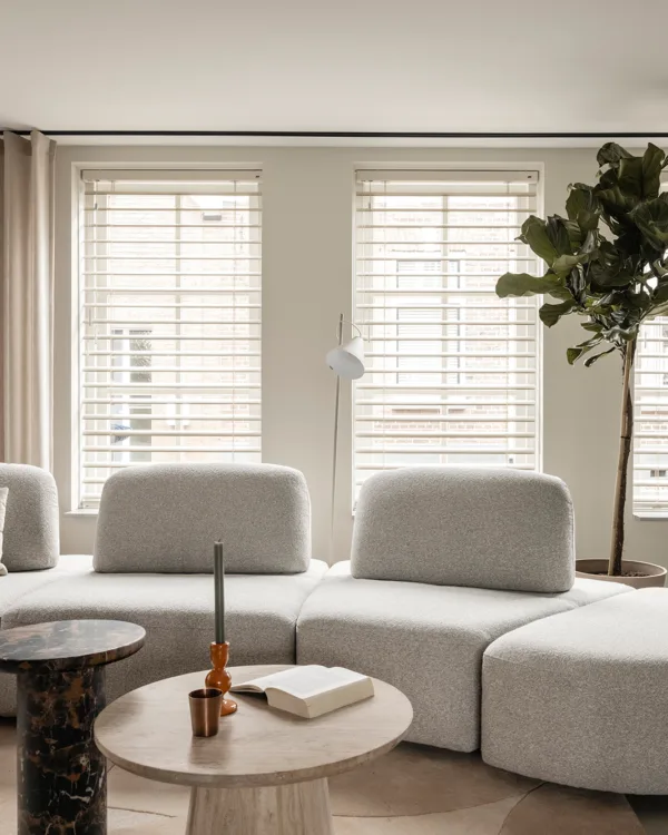 Luxaflex® megview jaloezieën in een basic naturel woonkamer met wavegordijnen