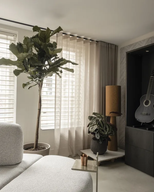 Woonkamer met transparante gordijnen op maat in combinatie met witte megaview jaloezieen.