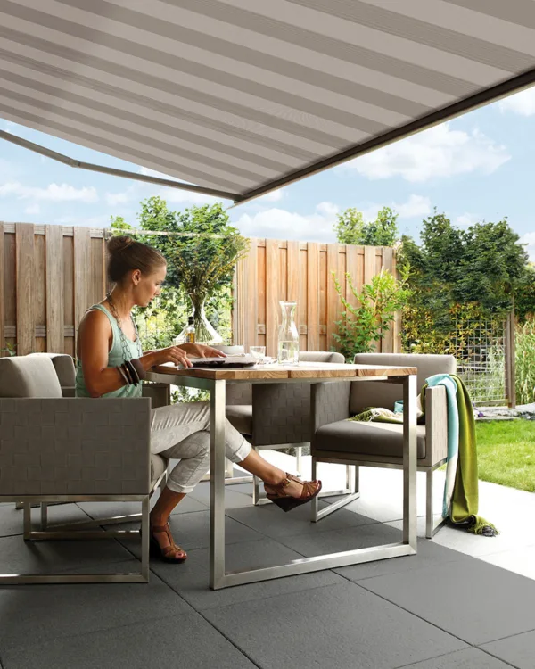 Luxaflex buitenzonwering knikarmscherm tafel