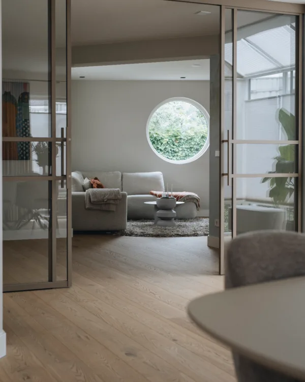 Lindura levendige eiken vloer, stalen pui Scandinavian Chic