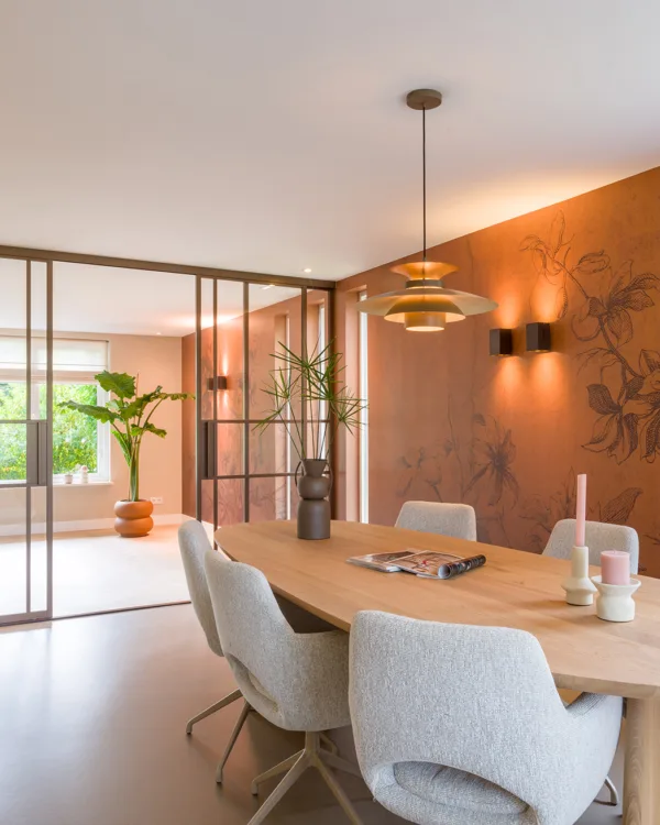 Keuken met roestrood behang en een marmoleum vloer