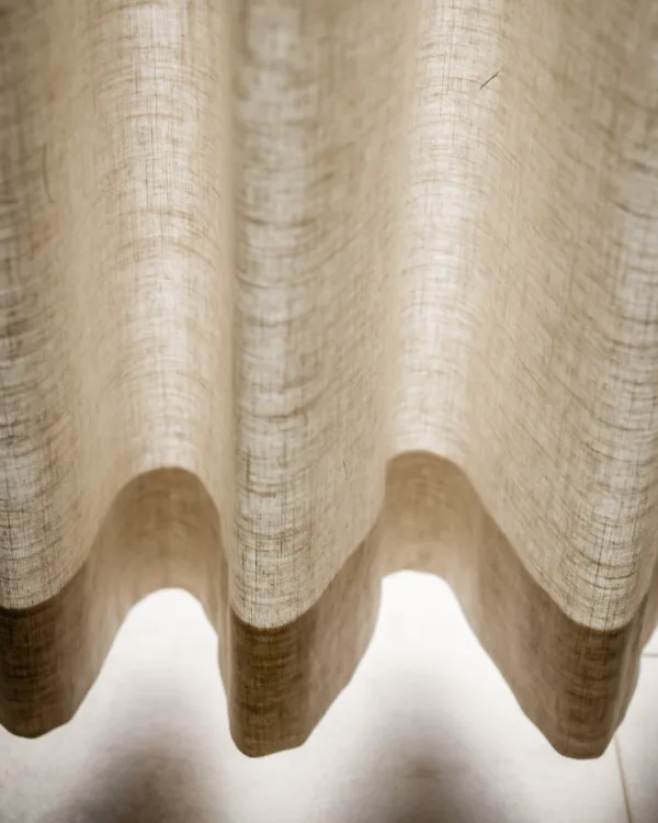 Close-up van Artelux wavegordijnen in de kleur Schelp 22