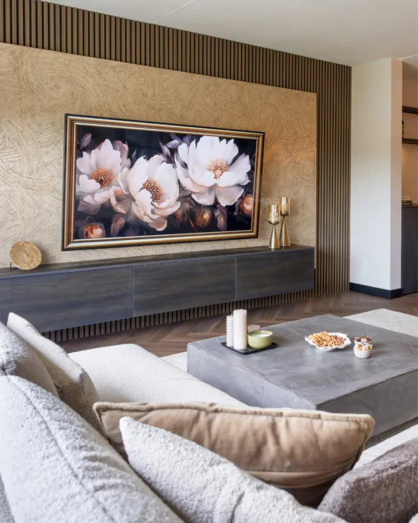 Hotel chic woonkamer met behang, wandpanelen en behang
