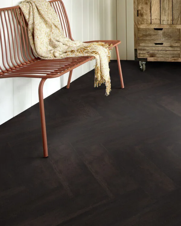 Moduleo Roots - Zwarte visgraat pvc-vloer