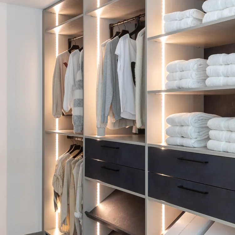 Inloop kast op maat in licht eiken tint, donkere lades en verlichting