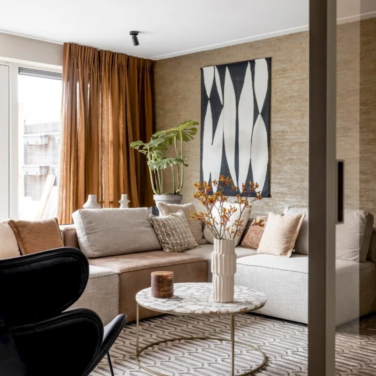 Sfeerfoto van woonkamer in bruintinten