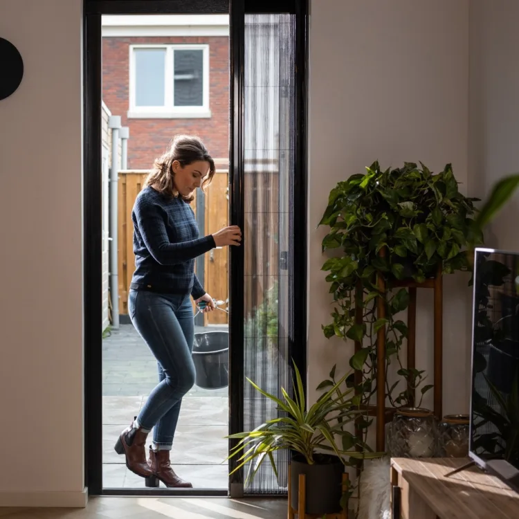 Hordeur met plisségaas en zwart frame