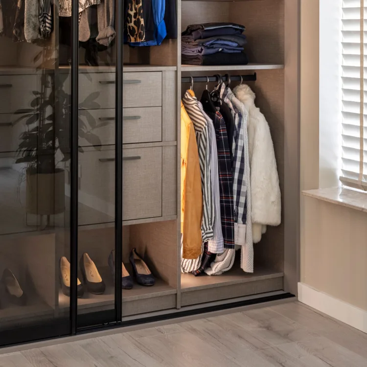 Kledingkast op maat met schuifdeuren in taupe en binnenkant Selected by Frans kleur Tweed