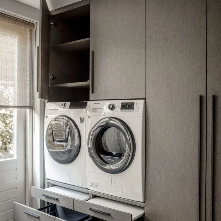 Met een wasmachinekast benut je de ruimte optimaal, deze kast is mooi en functioneel tegelijk!