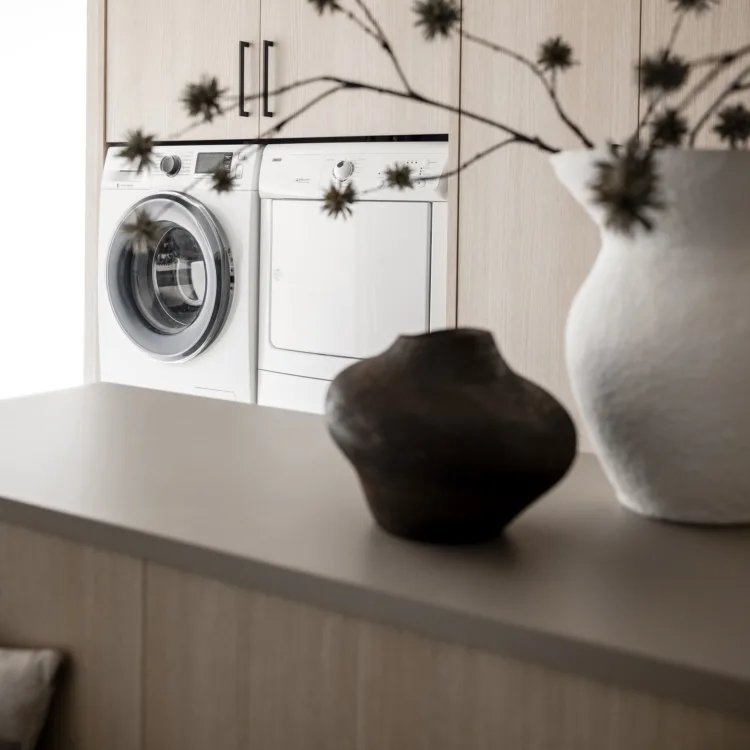 Japandi woonstijl met multifunctionele wasmachine kast op maat