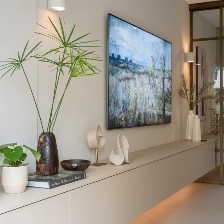 Dressoir kast op maat in beige tint in de woonkamer