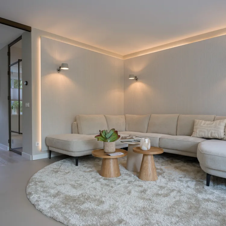 Sfeerfoto van woonkamer met stalen deuren en zwevend Kek behang