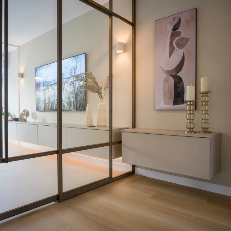 Dressoir kast op maat in beige tint en stalen deur in de woonkamer