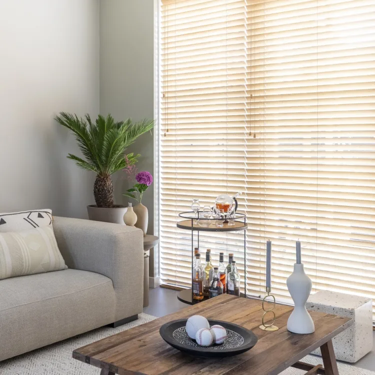 AH vtwonen S15 a13 Hoofddorp Scandinavisch Licht houten jaloezieën bamboe woonkamer