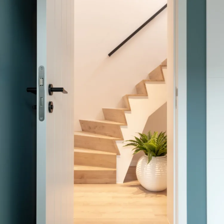 Licht eiken Z-trap in de hal