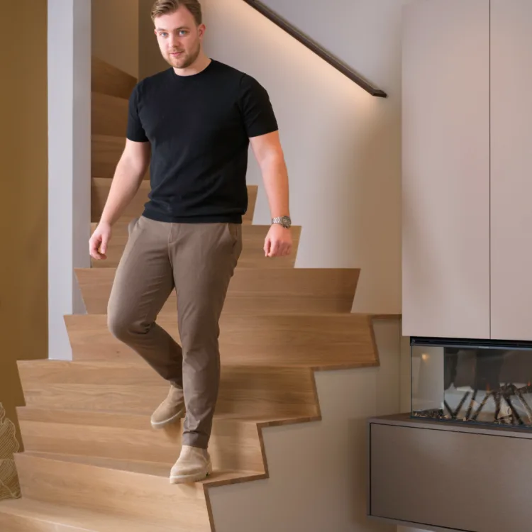 Man op licht eiken Z-trap met ledgrip