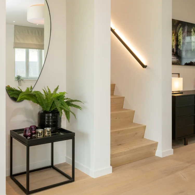 Sfeerfoto van licht eiken Z-trap met ledgrip