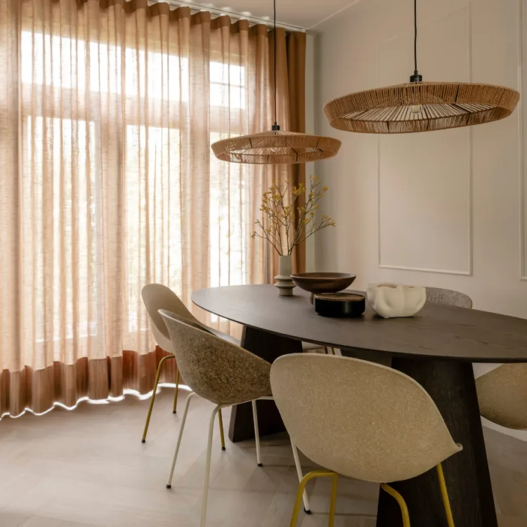 Bruine Inside gordijnen in de eethoek met visgraatvloer