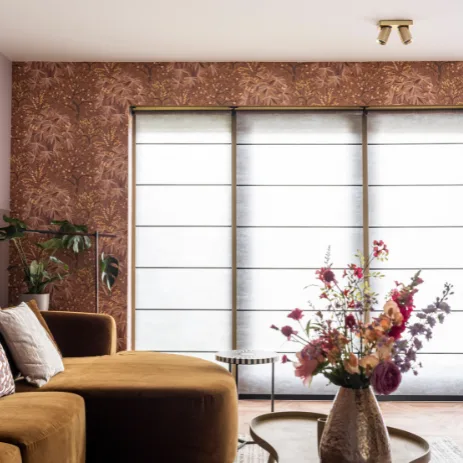 Witte rolgordijnen in de woonkamer